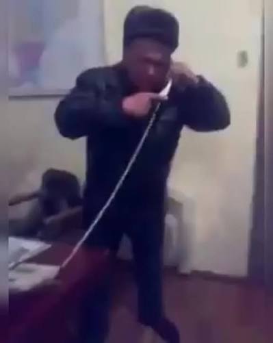 Мужчина с телефонной трубкой